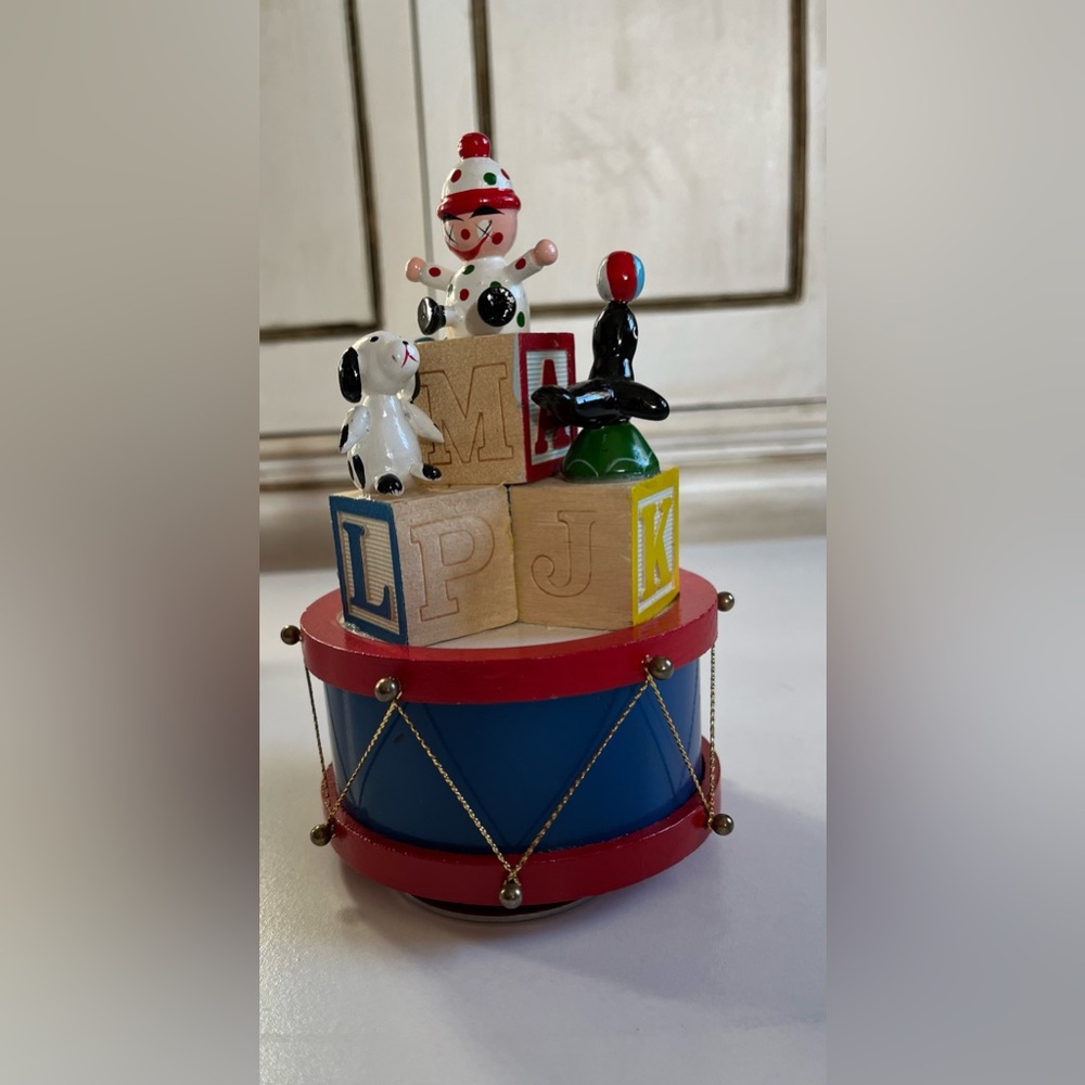 VINTAGE WOODEN MUSIC BOX DRUM w/ TOY BLOCKS & ANIMALS Plays ROCK-A-BYE BABY